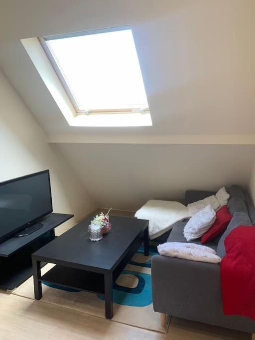 Studio Meuble Dans Une Maison Limay Екстериор снимка
